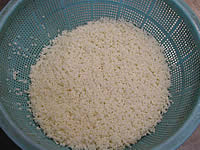 もち米は一晩水につけておき、充分吸水させます